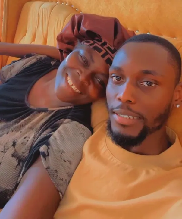 Ifechi Nwaorisa na nne ya Ngozi Obi, ntì na ntì, na-amụmụ ọnụ ọchị n'oche edo edo